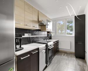 ZNÍŽENÁ CENA!!! SENEC – NA PREDAJ 2 samostatne stojace rodinné domy + podnikateľský priestor na 9,8 à pozemku