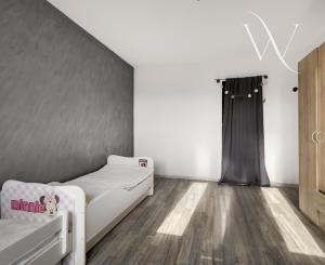 ZNÍŽENÁ CENA!!! SENEC – NA PREDAJ 2 samostatne stojace rodinné domy + podnikateľský priestor na 9,8 à pozemku