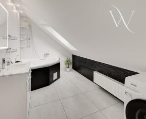 ZNÍŽENÁ CENA!!! SENEC – NA PREDAJ 2 samostatne stojace rodinné domy + podnikateľský priestor na 9,8 à pozemku