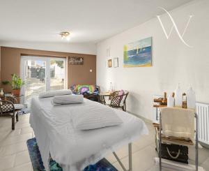 ZNÍŽENÁ CENA!!! SENEC – NA PREDAJ 2 samostatne stojace rodinné domy + podnikateľský priestor na 9,8 à pozemku