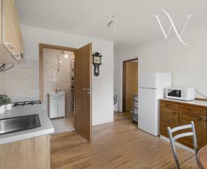 ZNÍŽENÁ CENA!!! SENEC – NA PREDAJ 2 samostatne stojace rodinné domy + podnikateľský priestor na 9,8 à pozemku