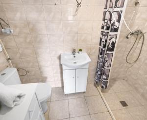 ZNÍŽENÁ CENA!!! SENEC – NA PREDAJ 2 samostatne stojace rodinné domy + podnikateľský priestor na 9,8 à pozemku