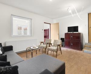 ZNÍŽENÁ CENA!!! SENEC – NA PREDAJ 2 samostatne stojace rodinné domy + podnikateľský priestor na 9,8 à pozemku