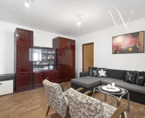 ZNÍŽENÁ CENA!!! SENEC – NA PREDAJ 2 samostatne stojace rodinné domy + podnikateľský priestor na 9,8 à pozemku