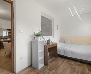 ZNÍŽENÁ CENA!!! SENEC – NA PREDAJ 2 samostatne stojace rodinné domy + podnikateľský priestor na 9,8 à pozemku