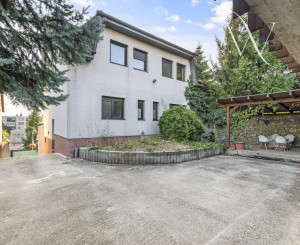 ZNÍŽENÁ CENA!!! SENEC – NA PREDAJ atraktívny, viacgeneračný 6 izbový rodinný dom s priestranným podnikateľským priestorom – polyfunkcia, v lukratívnej a vyhľadávanej časti mesta.