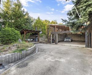 ZNÍŽENÁ CENA!!! SENEC – NA PREDAJ atraktívny, viacgeneračný 6 izbový rodinný dom s priestranným podnikateľským priestorom – polyfunkcia, v lukratívnej a vyhľadávanej časti mesta.