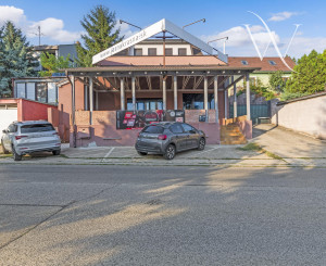 ZNÍŽENÁ CENA!!! SENEC – NA PREDAJ atraktívny, viacgeneračný 6 izbový rodinný dom s priestranným podnikateľským priestorom – polyfunkcia, v lukratívnej a vyhľadávanej časti mesta.