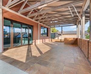 ZNÍŽENÁ CENA!!! SENEC – NA PREDAJ atraktívny, viacgeneračný 6 izbový rodinný dom s priestranným podnikateľským priestorom – polyfunkcia, v lukratívnej a vyhľadávanej časti mesta.