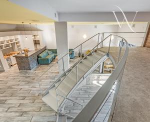 ZNÍŽENÁ CENA!!! SENEC – NA PREDAJ atraktívny, viacgeneračný 6 izbový rodinný dom s priestranným podnikateľským priestorom – polyfunkcia, v lukratívnej a vyhľadávanej časti mesta.