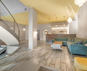 ZNÍŽENÁ CENA!!! SENEC – NA PREDAJ atraktívny, viacgeneračný 6 izbový rodinný dom s priestranným podnikateľským priestorom – polyfunkcia, v lukratívnej a vyhľadávanej časti mesta.