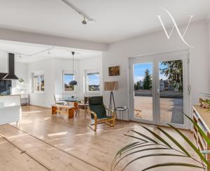 ZNÍŽENÁ CENA!!! SENEC – NA PREDAJ atraktívny, viacgeneračný 6 izbový rodinný dom s priestranným podnikateľským priestorom – polyfunkcia, v lukratívnej a vyhľadávanej časti mesta.