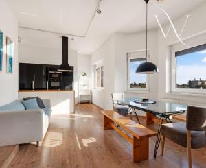 ZNÍŽENÁ CENA!!! SENEC – NA PREDAJ atraktívny, viacgeneračný 6 izbový rodinný dom s priestranným podnikateľským priestorom – polyfunkcia, v lukratívnej a vyhľadávanej časti mesta.