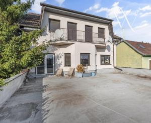 ZNÍŽENÁ CENA!!! SENEC – NA PREDAJ atraktívny, viacgeneračný 6 izbový rodinný dom s priestranným podnikateľským priestorom – polyfunkcia, v lukratívnej a vyhľadávanej časti mesta.