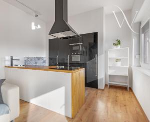 ZNÍŽENÁ CENA!!! SENEC – NA PREDAJ atraktívny, viacgeneračný 6 izbový rodinný dom s priestranným podnikateľským priestorom – polyfunkcia, v lukratívnej a vyhľadávanej časti mesta.