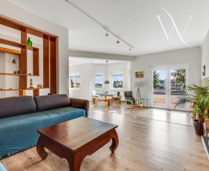 ZNÍŽENÁ CENA!!! SENEC – NA PREDAJ atraktívny, viacgeneračný 6 izbový rodinný dom s priestranným podnikateľským priestorom – polyfunkcia, v lukratívnej a vyhľadávanej časti mesta.