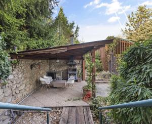 ZNÍŽENÁ CENA!!! SENEC – NA PREDAJ atraktívny, viacgeneračný 6 izbový rodinný dom s priestranným podnikateľským priestorom – polyfunkcia, v lukratívnej a vyhľadávanej časti mesta.