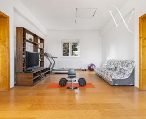 ZNÍŽENÁ CENA!!! SENEC – NA PREDAJ atraktívny, viacgeneračný 6 izbový rodinný dom s priestranným podnikateľským priestorom – polyfunkcia, v lukratívnej a vyhľadávanej časti mesta.