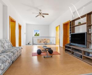 ZNÍŽENÁ CENA!!! SENEC – NA PREDAJ atraktívny, viacgeneračný 6 izbový rodinný dom s priestranným podnikateľským priestorom – polyfunkcia, v lukratívnej a vyhľadávanej časti mesta.