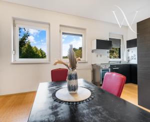 ZNÍŽENÁ CENA!!! SENEC – NA PREDAJ atraktívny, viacgeneračný 6 izbový rodinný dom s priestranným podnikateľským priestorom – polyfunkcia, v lukratívnej a vyhľadávanej časti mesta.