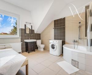 ZNÍŽENÁ CENA!!! SENEC – NA PREDAJ atraktívny, viacgeneračný 6 izbový rodinný dom s priestranným podnikateľským priestorom – polyfunkcia, v lukratívnej a vyhľadávanej časti mesta.