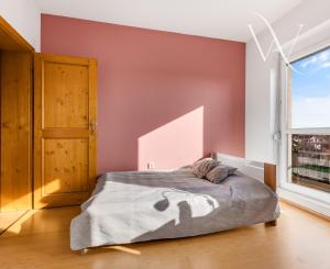 ZNÍŽENÁ CENA!!! SENEC – NA PREDAJ atraktívny, viacgeneračný 6 izbový rodinný dom s priestranným podnikateľským priestorom – polyfunkcia, v lukratívnej a vyhľadávanej časti mesta.