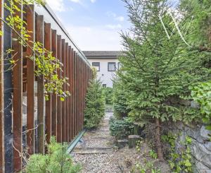 ZNÍŽENÁ CENA!!! SENEC – NA PREDAJ atraktívny, viacgeneračný 6 izbový rodinný dom s priestranným podnikateľským priestorom – polyfunkcia, v lukratívnej a vyhľadávanej časti mesta.