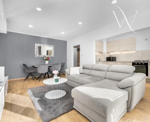 PREDAJ Moderného a priestranného 2,5 izbový bytu v srdci Ružinova