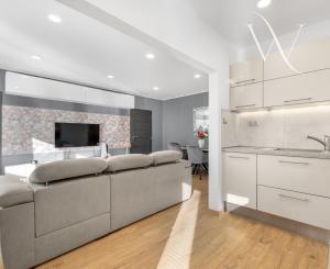 PREDAJ Moderného a priestranného 2,5 izbový bytu v srdci Ružinova