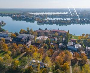 NA PREDAJ -EXLUZÍVNA INVESTIČNÁ PRÍLEŽITOSŤ V SRDCI  SLNEČNÝCH JAZIER