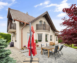 Priestranný  5-izbový rodinný dom s garážou a krásnym pozemkom na predaj, Senec