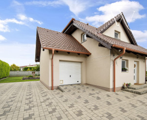 Priestranný  5-izbový rodinný dom s garážou a krásnym pozemkom na predaj, Senec