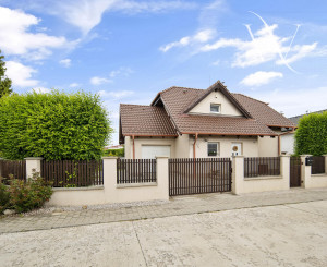Priestranný  5-izbový rodinný dom s garážou a krásnym pozemkom na predaj, Senec