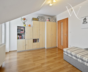 Priestranný  5-izbový rodinný dom s garážou a krásnym pozemkom na predaj, Senec