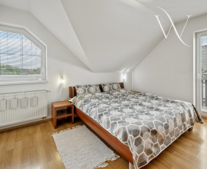 Priestranný  5-izbový rodinný dom s garážou a krásnym pozemkom na predaj, Senec