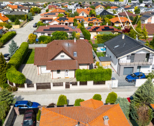 Priestranný  5-izbový rodinný dom s garážou a krásnym pozemkom na predaj, Senec