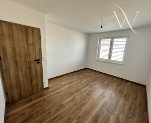 Na predaj moderný 4-izbový rodinný dom s tepelným čerpadlom v obci Jablonec