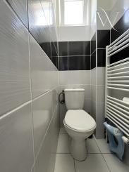 Wealth Group | Exkluzívne ponúka 3-izbový 71,2 m2 - tehlový byt s garážou, vlastnou záhradou - Šalgočka, okr.Galanta