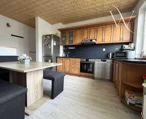 Wealth Group | Exkluzívne ponúka 3-izbový 71,2 m2 - tehlový byt s garážou, vlastnou záhradou - Šalgočka, okr.Galanta