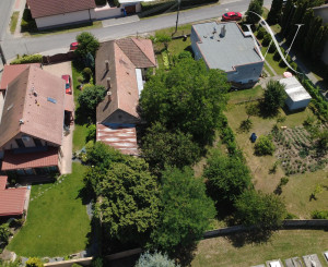 NA PREDAJ: Slnečný pozemok 918 m² v Kráľovej pri Senci so starším rodinným domom