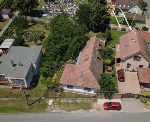 NA PREDAJ: Slnečný pozemok 918 m² v Kráľovej pri Senci so starším rodinným domom