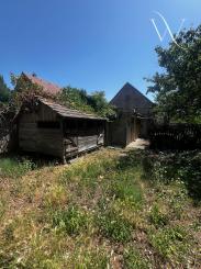 NA PREDAJ: Slnečný pozemok 918 m² v Kráľovej pri Senci so starším rodinným domom