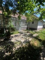 NA PREDAJ: Slnečný pozemok 918 m² v Kráľovej pri Senci so starším rodinným domom