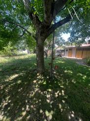 NA PREDAJ: Slnečný pozemok 918 m² v Kráľovej pri Senci so starším rodinným domom