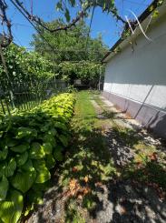 NA PREDAJ: Slnečný pozemok 918 m² v Kráľovej pri Senci so starším rodinným domom