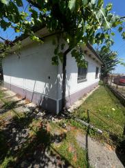 NA PREDAJ: Slnečný pozemok 918 m² v Kráľovej pri Senci so starším rodinným domom