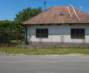 NA PREDAJ: Starší rodinný dom na pozemku 918 m² v Kráľovej pri Senci