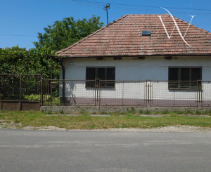 NA PREDAJ: Starší rodinný dom na pozemku 918 m² v Kráľovej pri Senci