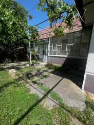 NA PREDAJ: Starší rodinný dom na pozemku 918 m² v Kráľovej pri Senci