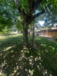 NA PREDAJ: Starší rodinný dom na pozemku 918 m² v Kráľovej pri Senci